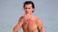 shawn-mendes-flaunts-chiseled-abs-on-the-beach-1-day…