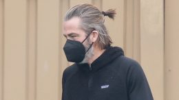 chris-pine-is-unrecognizable-with-teeny-tiny-ponytail-on-coffee-run:…