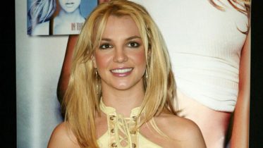 britney-spears-shows-off-dance-moves-in-yellow-crop-top-&-short-shorts-in-hawaii-—-watch