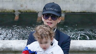 anne-hathaway-holds-sweet-son-jack,-2,-on-outing-in-rome-—-rare-photos