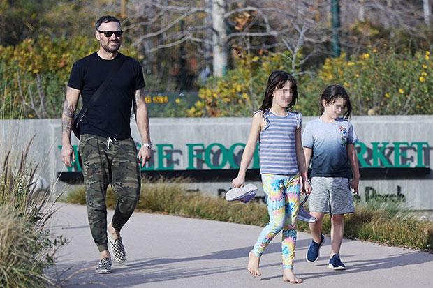 Homeslavac01public Htmlwp Contentuploads202201echobrian Austin Green Out With Kids After Megan Fox News Backgrid Embe Jpg - Brian Austin Green Is Seen For The First Time With His Kids Since Ex Megan...